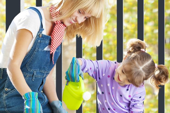 Man erkennt eine Mutter und eine Tochter, die zusammen gärtnern und basteln.