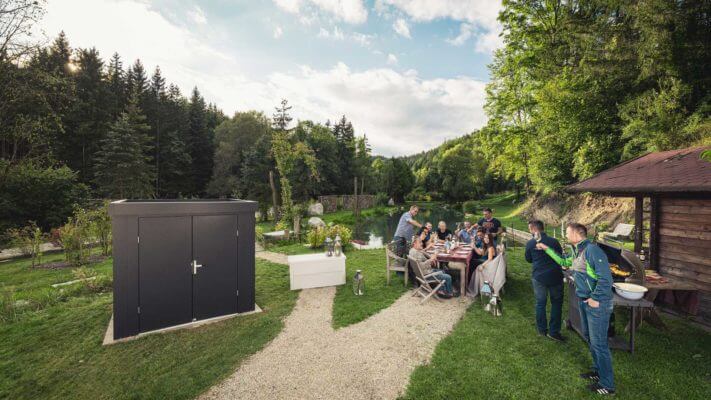 Grillparty unter Freunden mit Gartenhaus in anthrazit