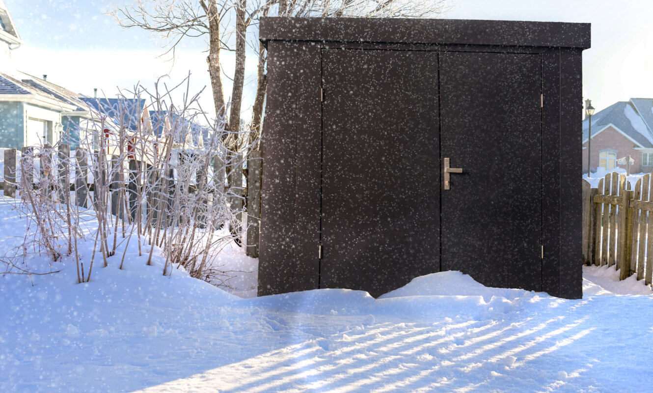 ILESTO Gartenhütte steht im Schnee