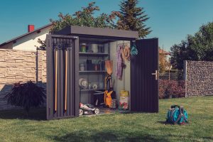 ILESTO Gartenhaus aus Stahl in anthrazit steht geöffnet im Garten