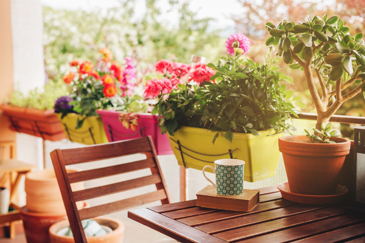 Balkon frühlingsfit machen: gemütlicher Balkon mit Sitzgarnitur und Blumenkisten