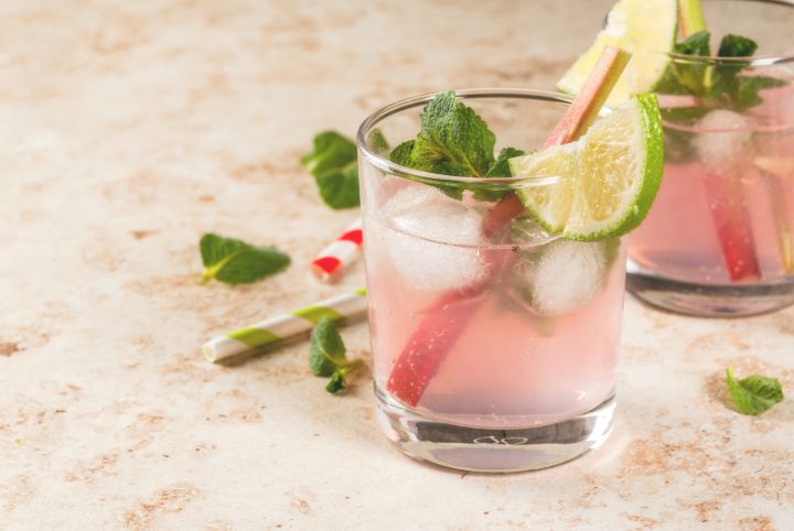 Rhabarber: rosa Rhabarbercocktail mit Limette und Minze