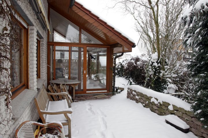 Wintergarten aufwerten: Wintergarten mit verschneiter Terrasse