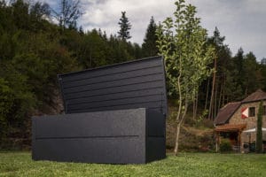 schwarze Gartenbox von ILESTO steht auf Wiese