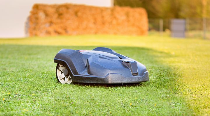 Mähroboter auf kurzgeschorenem Gras