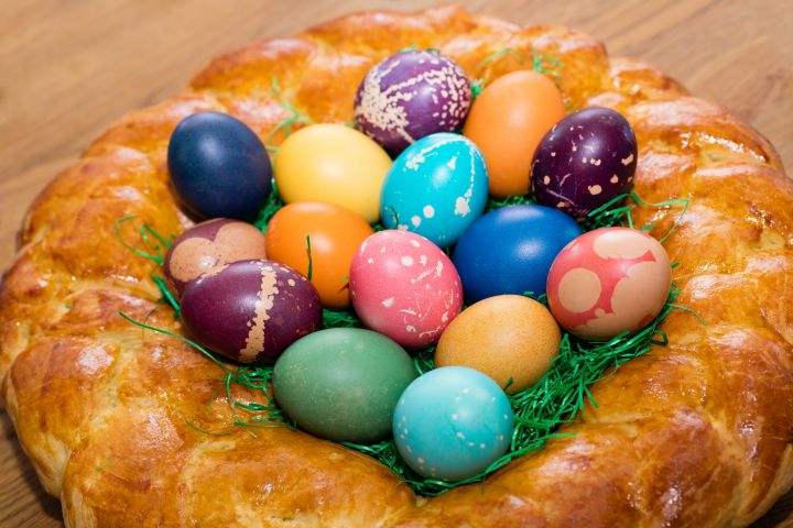 Ein Osterkranz gefüllt mit bunten Ostereiern