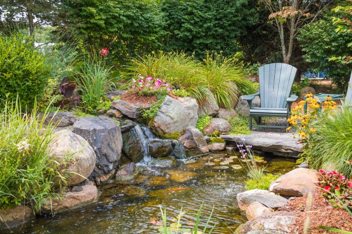 Landschaftsarchitektur mit Fluss für einen Sommergarten