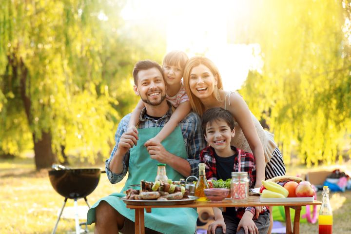 Fröhliche Familie bei einem Grillfest im Garten