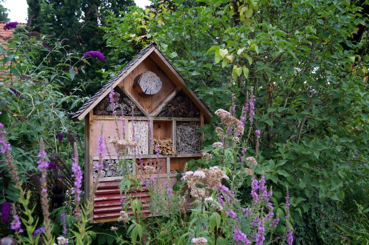 Großes Insektenhaus in der Natur