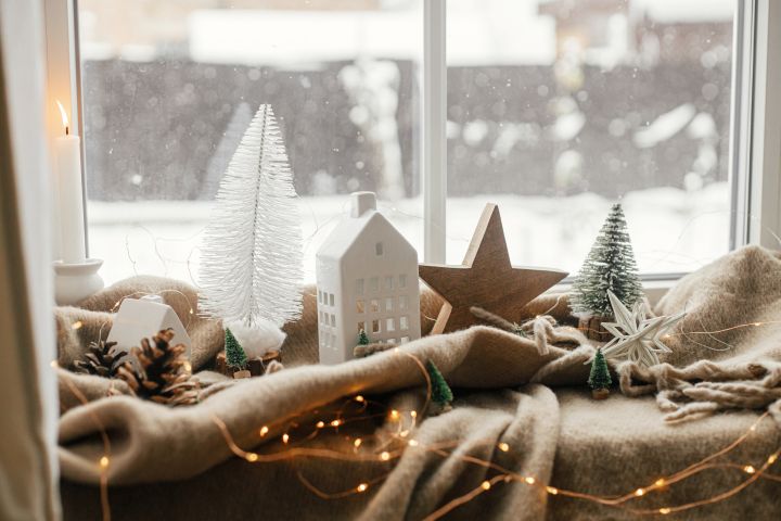 Weihnachtsdeko auf einem Fensterbrett