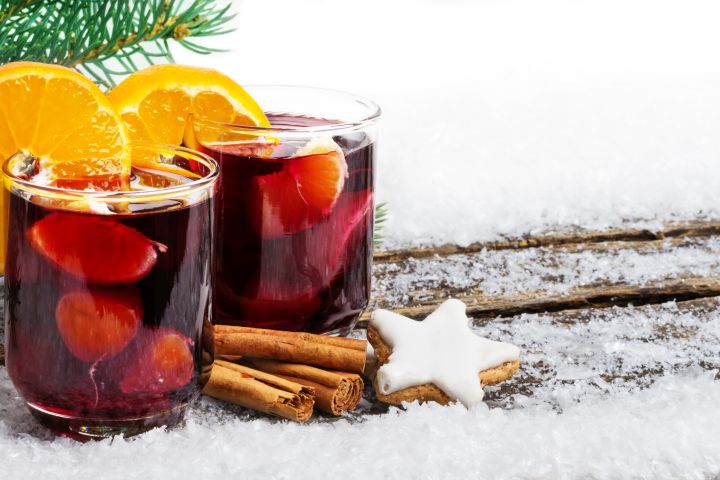 Glühwein mit Orange, Zimtsterne und Zimtstangen