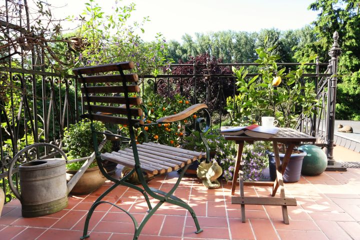 Kleiner Balkon mit Holzmöbeln 